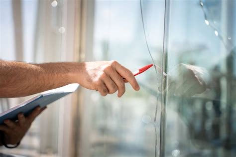 How to fix a broken window. Whirlpool ice makers are a convenient appliance that can provide you with a steady supply of ice for your beverages. However, there may come a time when your Whirlpool ice maker st... 