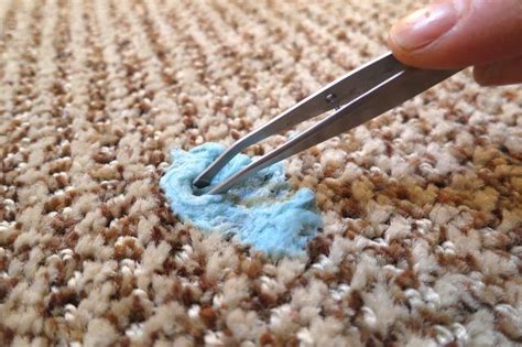 How to get gum out of carpet. 1. Mix one tablespoon of liquid hand dishwashing detergent with two cups of cool water. 2. Using a clean white cloth, sponge the stain with the detergent solution. 3. Blot until the liquid is ... 