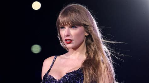Eighteen-year-old Taylor Swift has already crossed off some impressive milestones. But as of Friday night, she still hadn’t done one thing: Senior Prom. So on Saturday night, she went to prom at .... 