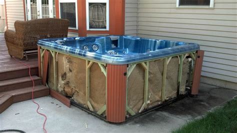 How to get rid of a hot tub. Drain the water with a hose or submersible pump. Use a wet/dry vac to remove any remaining standing water. Wipe down the hot tub shell with a 50/50 mix of water and white vinegar. Briefly rinse the water & vinegar mixture off. Use a wet/dry vac to remove the rinse water. Refill the water with a garden hose. 