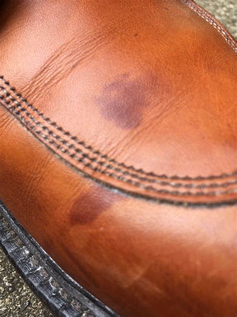 How to get stains off leather. Apr 26, 2021 · 3. Rub the stain with 1 drop of dish soap and hot water. If the oil on your shoe was old and had a long time to set in, the baby powder may not have taken it away completely. Run a washcloth under hot water and wring out the excess. Pour 1 drop of dish soap onto the cloth and use that to gently rub at the oil stain. 