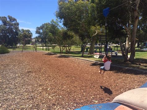 How to get to Caterpillar Park in Mandurah by Bus or Train?