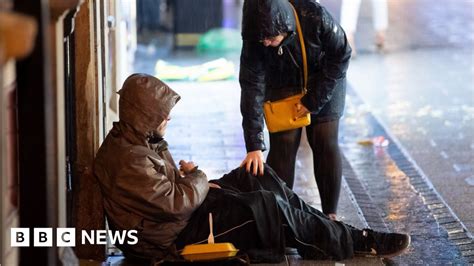 How to help the homeless. An estimated 20 to 25 percent of the U.S. homeless population suffers from severe mental illness, compared to 6 percent of the general public. The combination of mental illness, substance abuse ... 