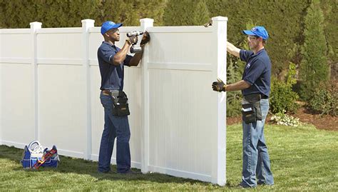 How to install vinyl fencing. Vinyl picket or privacy fences and wood plank fences are all simple and popular types of fences you can easily install yourself. Other simple fences to install include bamboo camouflage fencing, latticework panel fences, aluminum and steel fencing, and even artificial ivy decorative fencing. The best fence for you … 