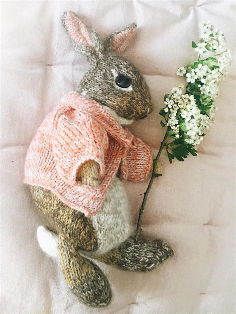 How to knit an easter bunny. Click through for easy step by step