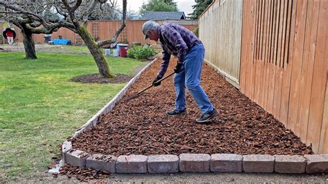 How to lay bark in garden
