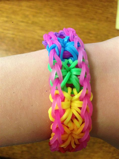 How to make a loom starburst bracelet. This has helped us to discover some of the most beautiful patterns. Here are 20 of our favourite Rainbow Loom designs. All of the photos link to the tutorial page: The Arrow Stitch. The Small Basket Weave. The Kaleidoscope. The Double Cross. The Inverted Fishtail. Flower Power. 
