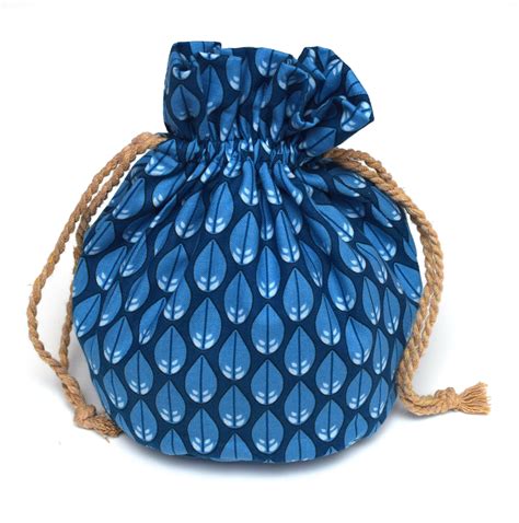 How to make a round bottom drawstring bag +free pattern I Can Sew