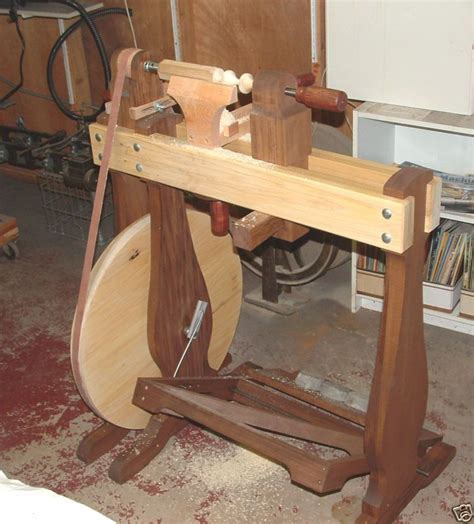 How to make a treadle operated wood turning lathe workshop equipment manual. - Plan guía para su planificación territorial y construcción.