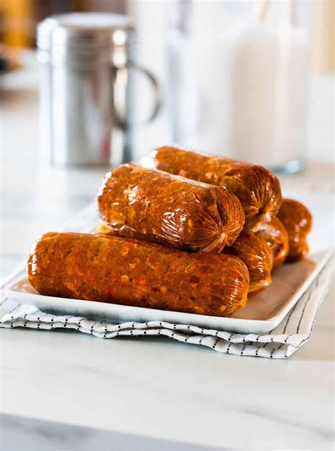 How to make chorizo. Once meat is ground, return it to the refrigerator. Measure ice water. Add ice to measuring cup and then fill with water to the amount you need. Mix all spices, vinegar and ice water into covered bowl or container. Place lid on bowl. Shake vigorously to dissolve salt and mix spices well. 