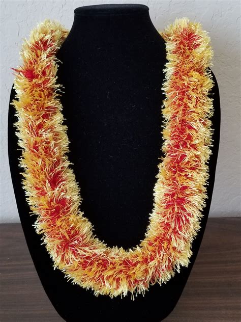 My hula class had our 2nd lei-making workshop today (July 27, 2012). Cynthia demonstrates once again for us. (To make a ONE-straw lei, please visit http://...