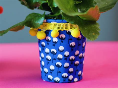 How to make fabric-covered pots from yogurt containers