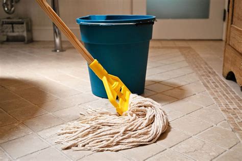 How to mop. 1. Use a dust mop to remove loose dirt. Before you mop your travertine floor, you will want to make sure you remove any loose dirt or debris from the floor’s surface. Try using a dust mop made of microfiber to remove loose dirt. [2] 2. Fill a bucket with warm water and cleanser. 
