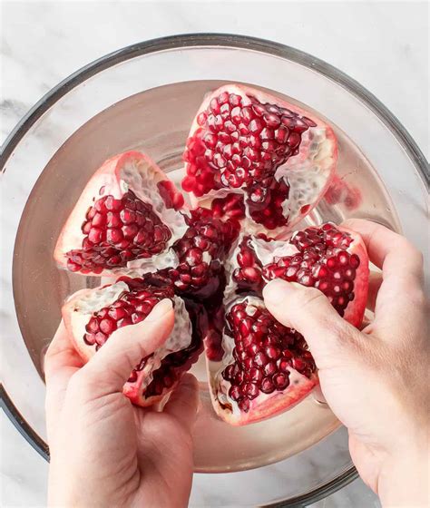 How to open a pomegranate in water