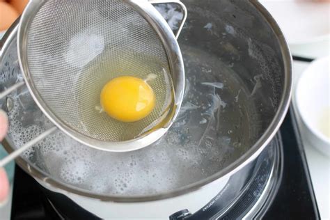 How to poach an egg in water