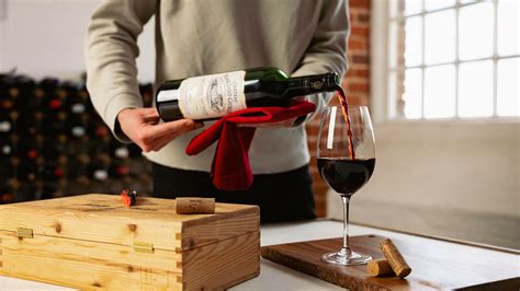How to pour wine in a glass