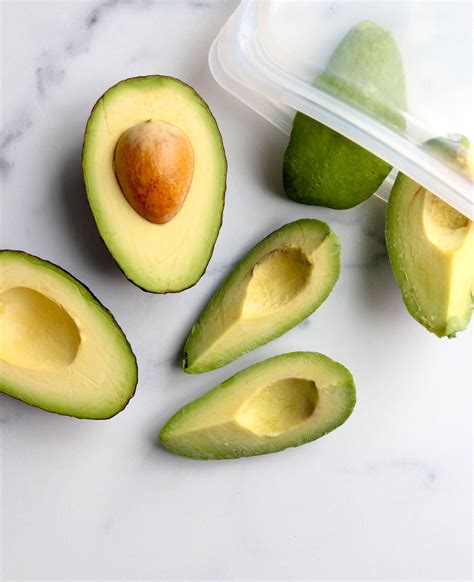 How to preserve half an avocado. However, it's quick and it's very usable provided you add it to dishes or baking batters. 1. Cut a ripe avocado in half. Wrap in foil or plastic food wrap. 2. Place each half in the freezer. [3] 3. When frozen, place each frozen half in a resealable bag. 