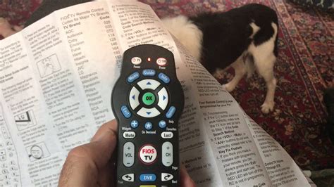 How to program a fios remote to tv. Please allow 1 second between button presses. Test that the remote control is programmed for your TV. Turn the TV on using the ( TV) key. Press <VOL +> and <VOL -> to make sure that the volume keys work. Press the (Mute) and (A/V) keys. If any of these keys do not work as expected, press and hold that key. 