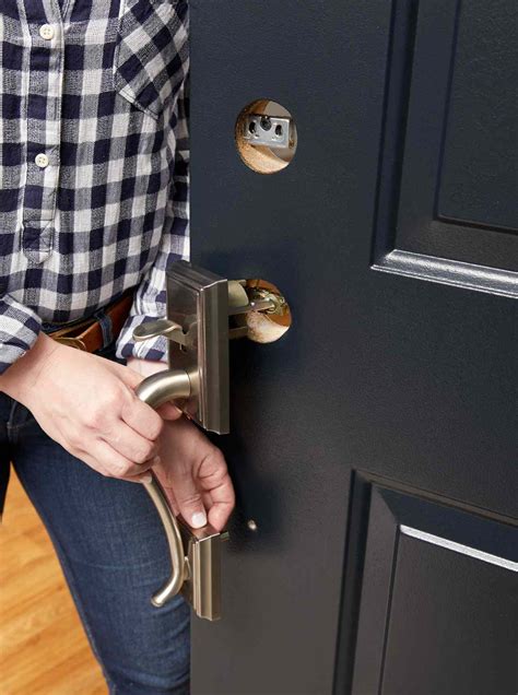 How to put in a door handle
