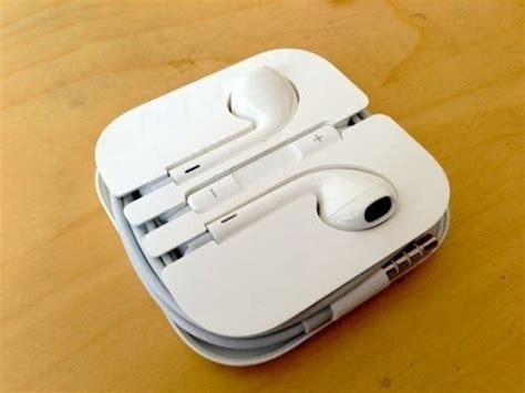 How to put iphone earphones in case