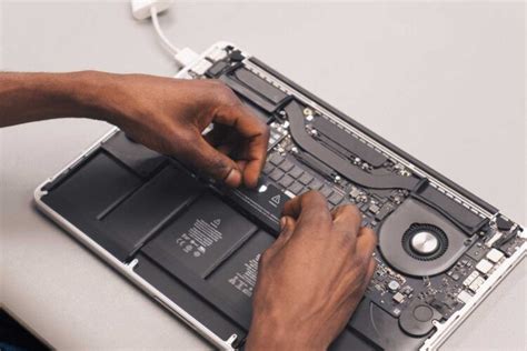 How to put macbook battery back in