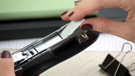 How to put staples in mini stapler