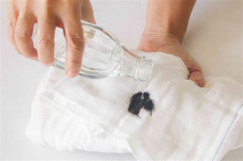 How to remove ball pen ink from clothes. Blot the stain with a clean white cloth or sturdy paper towel to lift out the ink. (If you don’t see any ink on the cloth or paper towel, repeat steps 1 and 2.) When the ink is gone, rinse the stained item in cold water, apply your stain remover of choice, and launder in cold water. (Hot water may set the stain.) 