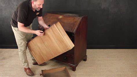 How to restore antique furniture manual of techniques. - Van achilleshiel tot de toorn van zeus.
