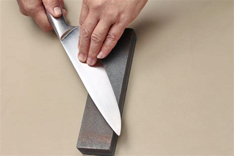 How to sharpen a knife. Electric and Manual Sharpener Techniques. Hold the blade so that the spine is straight up and down with the edge of the blade resting against the stones. The safest way to use a manual sharpener is to draw the blade (from the handle to the tip) four or five times while using gentle pressure. 