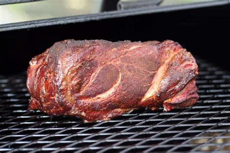 How to smoke a pork shoulder. After the shoulder has spent sufficient time in the pork marinade, remove it and dry the meat by blotting it with paper towels. Make the BBQ rub from the recipe above. Coat the pork with the rub mixture and wrap it tightly in foil … 