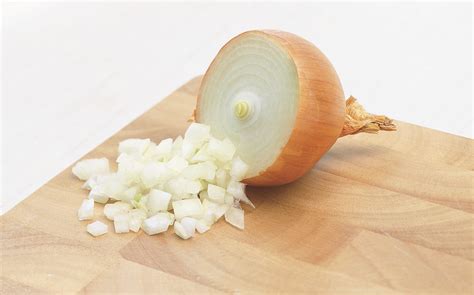 How to store half an onion. Store the remaining half of an onion in an airtight container or wrap it tightly in plastic wrap. Place it in the refrigerator and use within 3-5 days. Keep it in a Ziplock Bag with a Paper Towel. If you’re looking for a simple and convenient method to store half an onion, keeping it in a ziplock bag with a paper towel can be an effective ... 