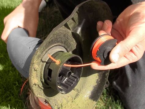 How to string a craftsman weed eater with two holes. This is a simple way to replace the trimmer line on your craftsman 4 Cycle - 32cc weedwacker with the bump head.There is no need to do this procedure with th... 