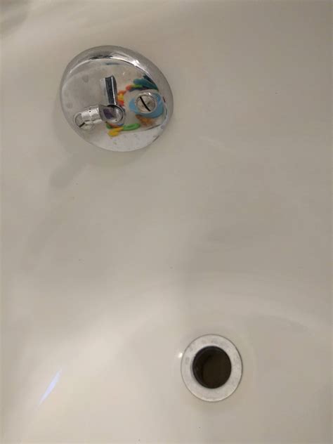 How to take off the bathtub drain. Pull off the gunk by hand. Run it under warm to hot water and wash with soap. Use vinegar or regular detergent. Soak the stopper in a soap and water mixture for an extended period of time before cleaning with a rag. Tip: If your stopper is dirty, it's likely your drain is … 