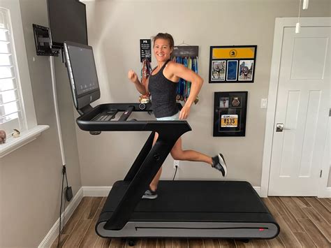 0.5 percent grade. press to wake. • • Turn knob backward to decrease incline in increments When the Peloton Tread is active but not in use, of 0.5 percent grade. press and hold for three seconds to sleep. . 