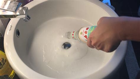 How to unclog kitchen sink. Let the baking soda and vinegar sit for 5–10 minutes. This will give the baking soda and the vinegar time to deodorize and clean the drain. As the baking soda and vinegar react, the fizzing will break down the residue stuck inside the drain pipes so it easily washes away. [10] 5. Flush the drain with boiling water. 