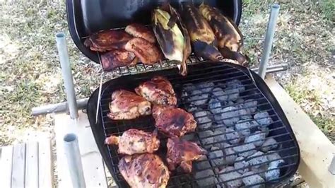 How to use a charcoal barbecue. For thin cuts of meat, high-heat cooking is an ideal way to create a good flavor profile and lock in moisture. A direct-heat grilling is ideal for this type of cooking, and involves laying out a single layer of charcoal across the … 