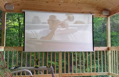 How to use a projector outside during the day in 2024?