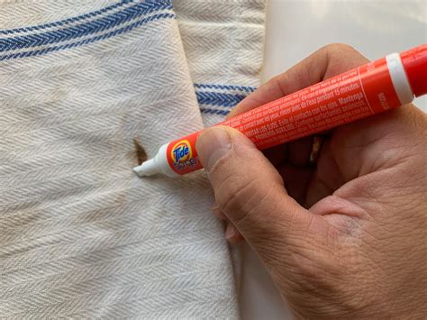 How to use a tide stick. Tide to go is an instant stain remover designed to help eliminate some of the toughest fresh food and drinks stains on the spot. Thanks to its powerful cleaning solution, this easy-to-handle stain removing pen gets small stains out of your clothes before they set in. Best of all, Tide to Go travels easily to stop stains on the spot. 