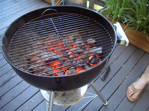 How to use charcoal grill. Simply separate the charcoal from the ash using a kick ash basket, or some other means of separation. Only do this once you’re sure your coals are safe to handle. To extinguish your coals, close the lid and vents on your grill and wait 48 hours. Once the charcoal and ashes are safe to touch, you can separate the ash and charcoal. 