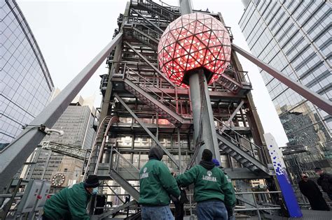 How to watch the ball drop. Times Square New Year's Eve Bal gets a makover 00:33. Some New Year's Eve revelers say you can't put a price on the experience of watching the Times Square ball drop live and in-person on December 31. 