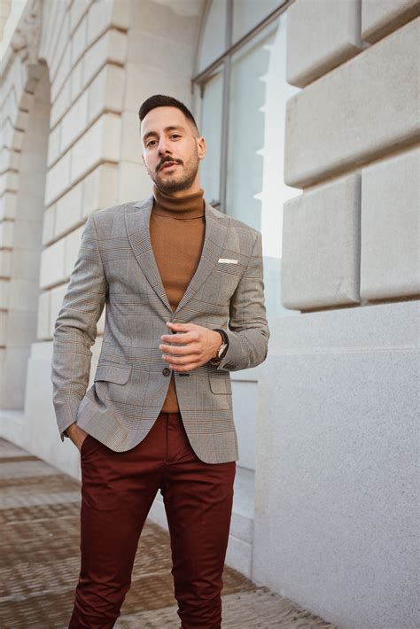 How to wear a turtleneck. Nov 22, 2022 · Richard James. Donning a turtleneck sweater—or depending on your place in the Anglosphere, a roll neck, polo neck or skivvy—below a suit or sport coat is by no means a novel move. Over the ... 