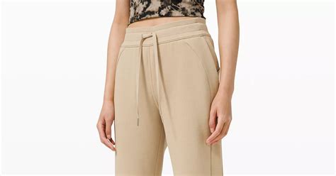 How to wear khaki joggers like a fashion expert – Onpost