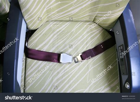 How to wear seat belt in plane