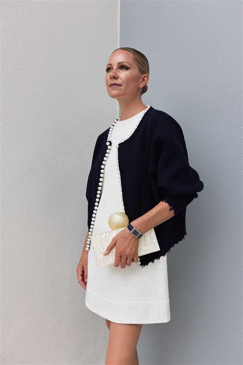 How to wear shift dress in winter