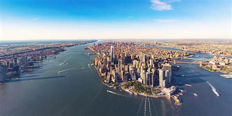 How wide is hudson river in manhattan