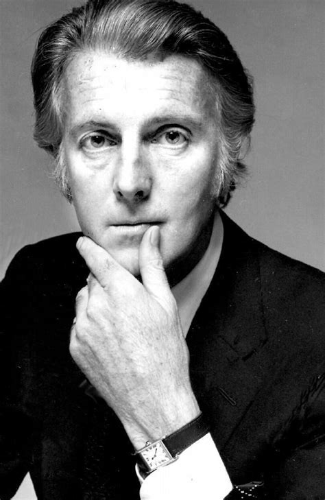 Hubert de Givenchy Biografía de Hubert de Givenchy. 