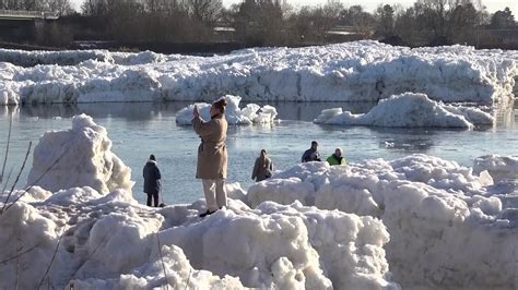 Huge ice blocks transform Elbe river