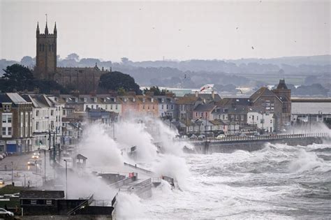 Huge waves crash into Cornwall coast - MSN