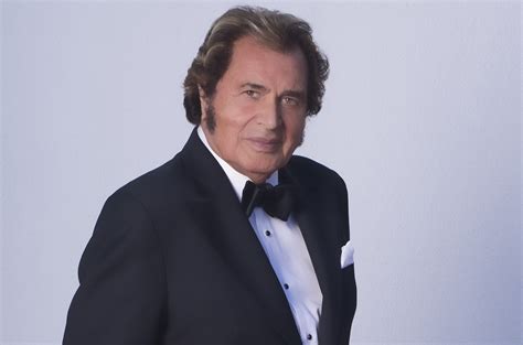 Humperdinck - Humperdinck's ascent began with his 1967 rendition of 'Release Me,' a cover that outperformed the Beatles' single on the UK charts and entered the top 10 in the United States. This breakthrough moment was sparked by a performance at the London Palladium, where Humperdinck's magnetic stage presence and emotive voice captivated …