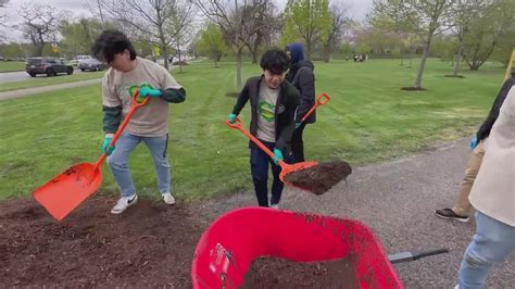 Hundreds clean up Humboldt Park on Earth Day